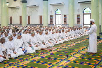 Sa Majesté le Sultan accomplit la prière de l’Aïd al Adha à la mosquée Sayid Tarik bin Taimur, dans la wilaya de Seeb, le 28/6/2023