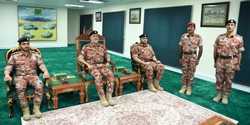 Sa Majesté le Commandant en chef honore d’une visite les véhicules blindés du Sultan d’Oman