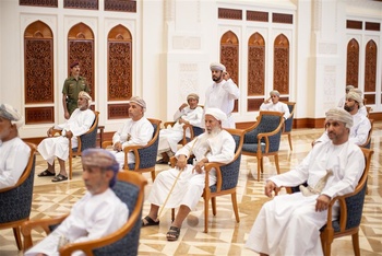 Sa Majesté le Sultan rencontre les cheikhs des wilayas du gouvernorat de la Sharqiyah Sud