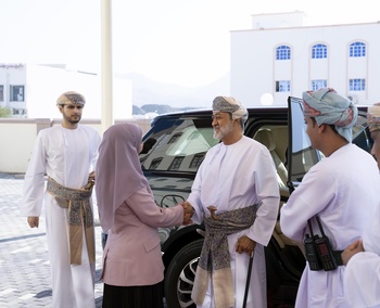 Visite de Sa Majesté le Sultan à l’école Sultan Faisal bin Turki pour garçons dans la wilaya d’Al Amarat