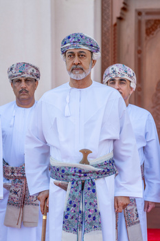 Sa Majesté le Sultan accomplit la prière de l’Aïd al Fitr à la mosquée Sayida Fatima bint Ali, dans la wilaya de Seeb, le 10/4/2024