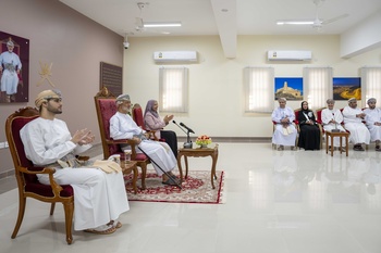Visite de Sa Majesté le Sultan à l’école Sultan Faisal bin Turki pour garçons dans la wilaya d’Al Amarat