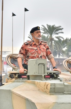 Sa Majesté le Commandant en chef honore d’une visite les véhicules blindés du Sultan d’Oman