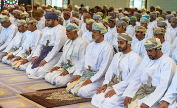 Sa Majesté le Sultan accomplit la prière de l’Aïd al Fitr à la mosquée Al Zulfa, le 2/5/2022