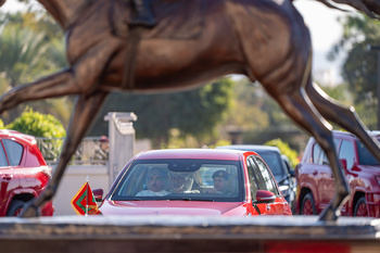 Sa Majesté le Sultan préside le Festival royal des courses de chevaux