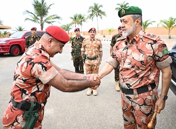 Sa Majesté le Commandant suprême effectue une visite au Commandement des forces des divisions