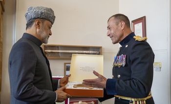 Sa Majesté le Sultan accorde son haut et bienveillant patronage à la cérémonie de remise des diplômes des officiers de l’Académie de Sandhurst