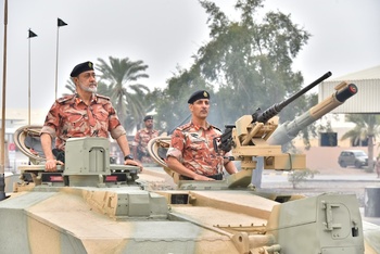 Sa Majesté le Commandant en chef honore d’une visite les véhicules blindés du Sultan d’Oman