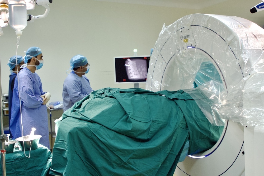 Khoula-Krankenhaus führt erste Operation dieser Art zur Behandlung von Skoliose im Sultanate of Oman erfolgreich durch