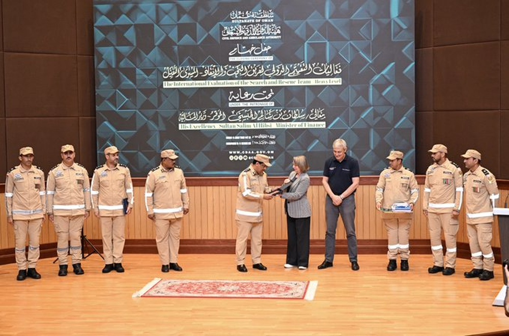 فريق البحث والإنقاذ العُماني يحصل على الشارة الدولية للمستوى الثقيل