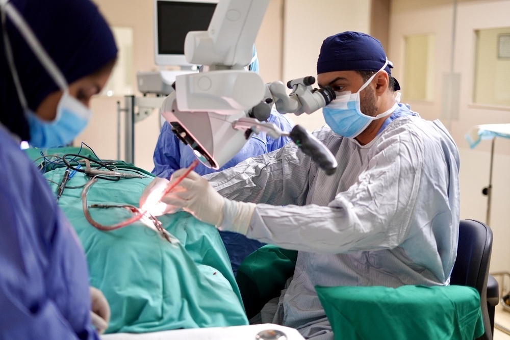 L’hôpital Al Nahdha réalise une implantation cochléaire chez le plus jeune enfant au monde